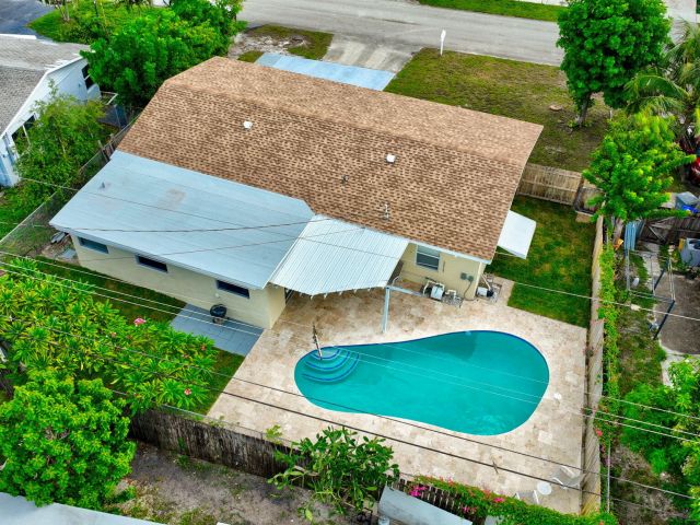 Продажа дома по адресу 2841 NE 8th Terrace - фото 6645304