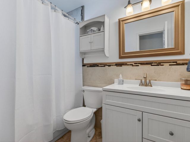 Продажа дома по адресу 2841 NE 8th Terrace - фото 6645305