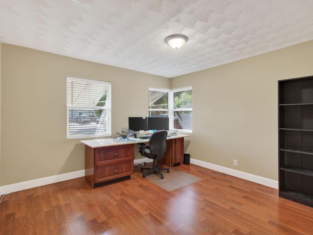 Продажа дома по адресу 2841 NE 8th Terrace - фото 6645307