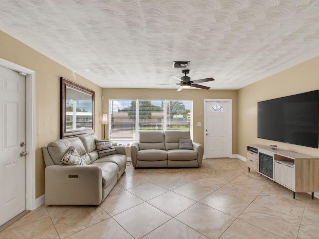 Продажа дома по адресу 2841 NE 8th Terrace - фото 6645310