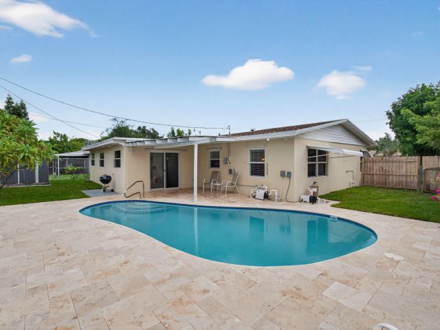 Продажа дома по адресу 2841 NE 8th Terrace - фото 6645311