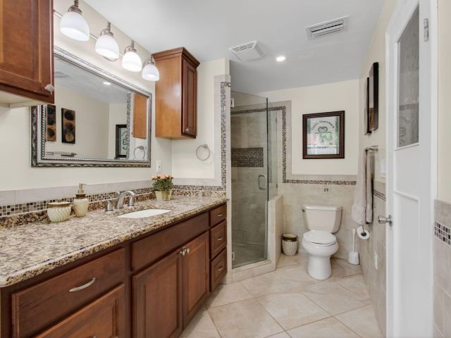 Продажа дома по адресу 2841 NE 8th Terrace - фото 6645312