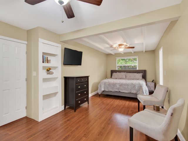 Продажа дома по адресу 2841 NE 8th Terrace - фото 6645313