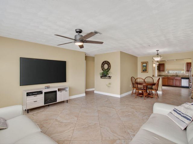 Продажа дома по адресу 2841 NE 8th Terrace - фото 6645314