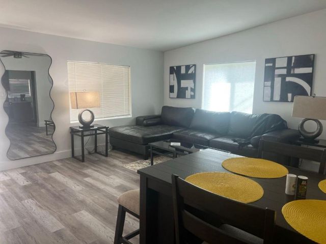 Дом в аренду по адресу 161 NE 15th Terrace - фото 6644458