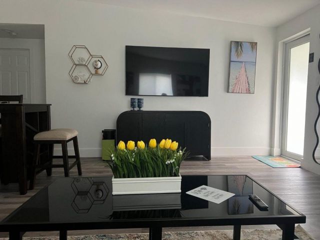 Дом в аренду по адресу 161 NE 15th Terrace - фото 6785608