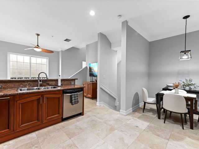 Дом в аренду по адресу 150 NE 6th Avenue E - фото 6630620