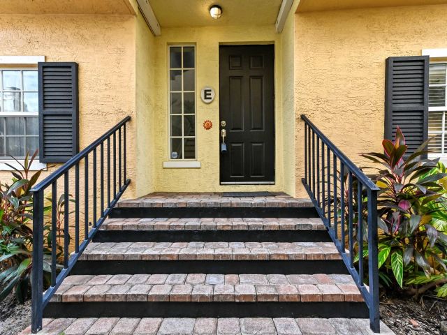 Дом в аренду по адресу 150 NE 6th Avenue E - фото 6630628