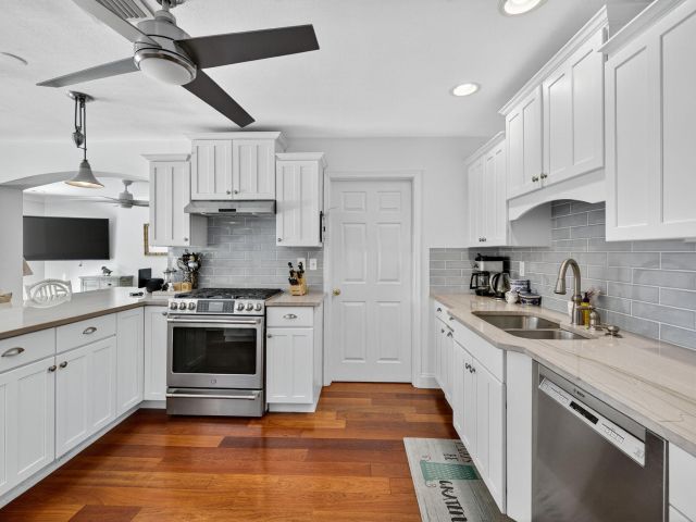 Продажа дома по адресу 222 S Seacrest Circle - фото 6628354