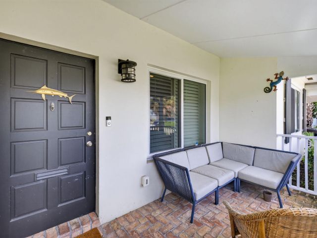 Продажа дома по адресу 222 S Seacrest Circle - фото 6628359