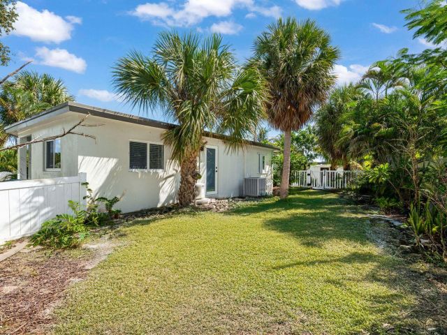 Дом в аренду по адресу 2298 NE 4th Avenue - фото 6644428