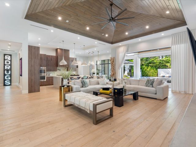 Продажа дома по адресу 501 NW 9th Street - фото 6677789