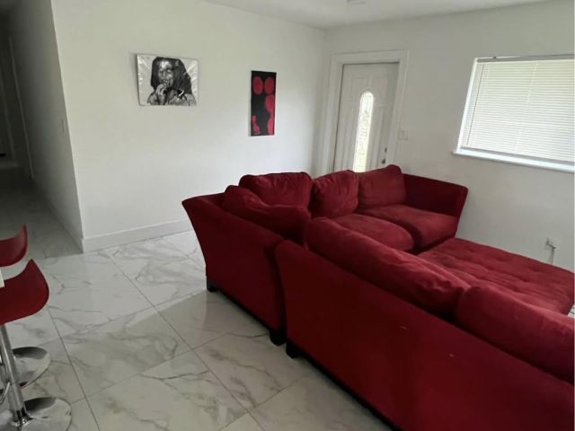 Дом в аренду по адресу 372 NW 4th Court - фото 6642978