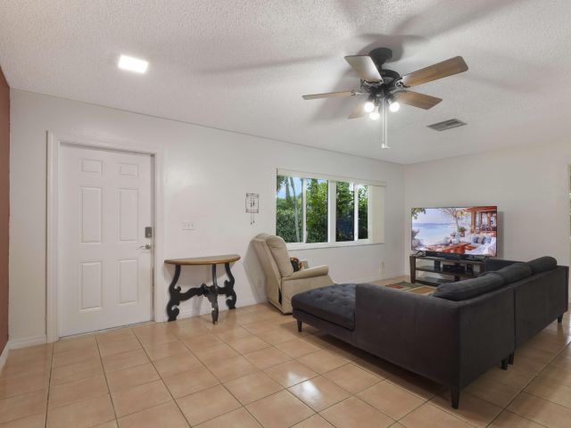 Продажа дома по адресу 101 N Sequoia Drive N - фото 6656417