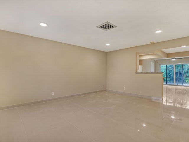 Дом в аренду по адресу 3548 NE 5th Drive - фото 6644009