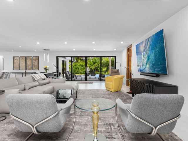 Продажа дома по адресу 843 NE Mulberry Drive - фото 6644000