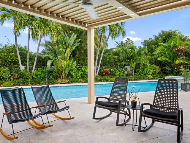 Продажа дома по адресу 843 NE Mulberry Drive - фото 6644005