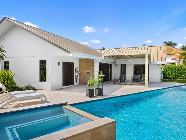 Продажа дома по адресу 843 NE Mulberry Drive - фото 6644007