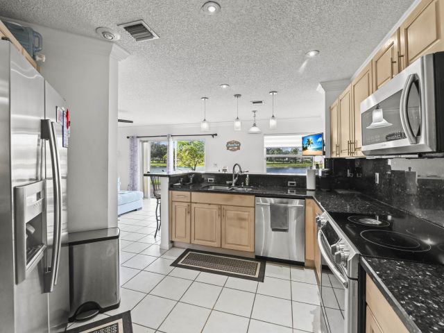 Продажа дома по адресу 375 SW 205th Avenue - фото 6645404