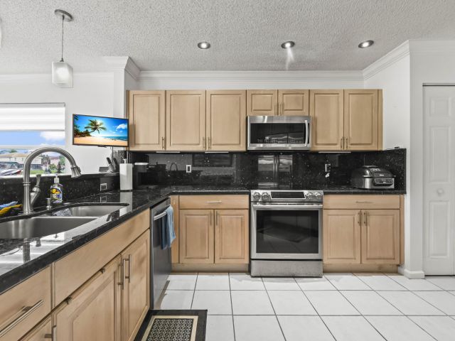 Продажа дома по адресу 375 SW 205th Avenue - фото 6645405