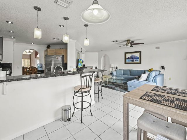 Продажа дома по адресу 375 SW 205th Avenue - фото 6645408