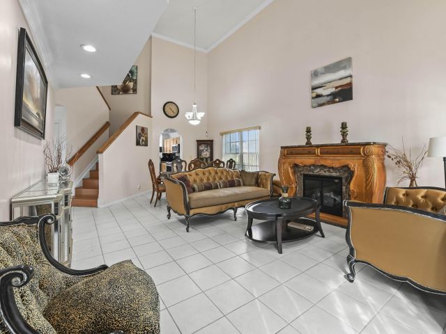 Продажа дома по адресу 375 SW 205th Avenue - фото 6645414