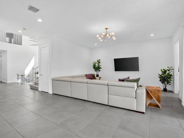 Продажа дома по адресу 8284 Royal County Down Road - фото 6643765