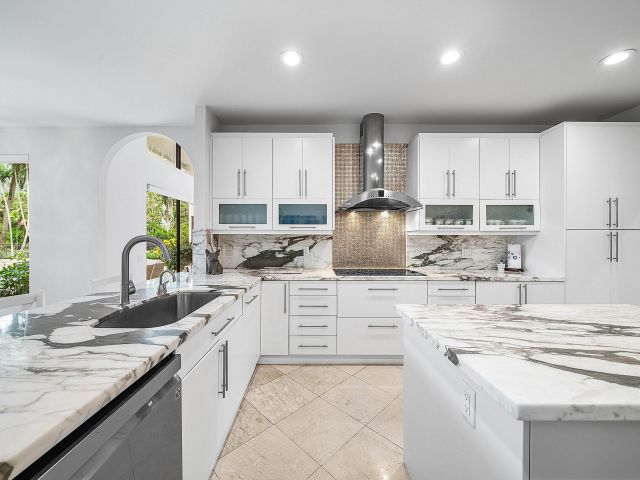 Продажа дома по адресу 4976 Bocaire Boulevard - фото 6649909