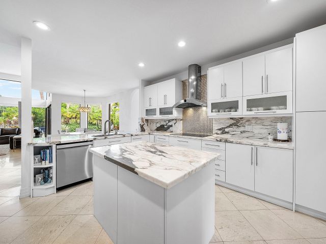 Продажа дома по адресу 4976 Bocaire Boulevard - фото 6649912