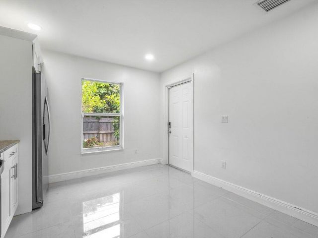 Продажа дома по адресу 625 Forest Hill Boulevard - фото 6637323