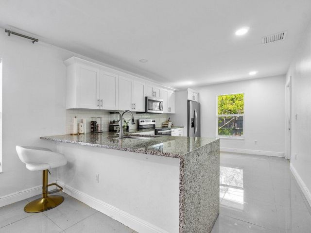 Продажа дома по адресу 625 Forest Hill Boulevard - фото 6637326