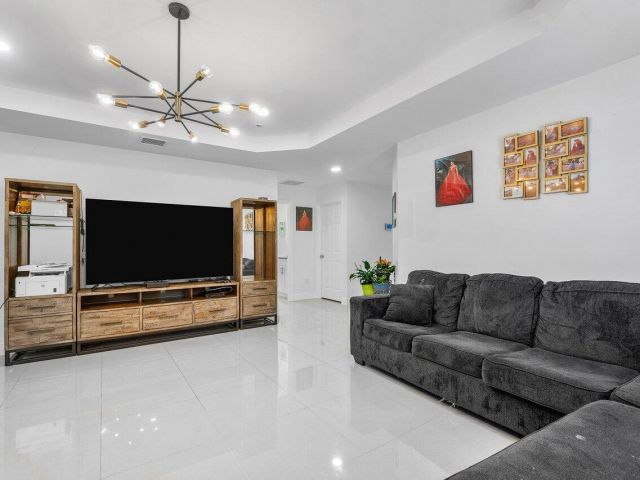 Продажа дома по адресу 625 Forest Hill Boulevard - фото 6637327