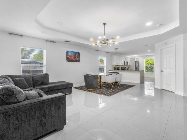 Продажа дома по адресу 625 Forest Hill Boulevard - фото 6637330