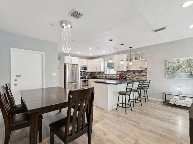 Продажа дома по адресу 1631 N Andrews Square - фото 6642350