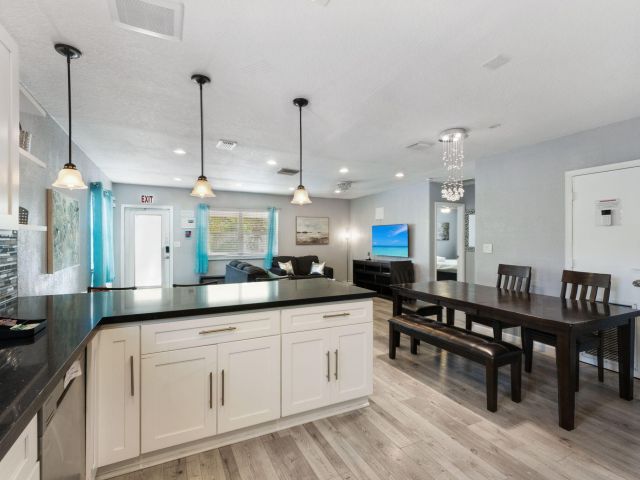 Продажа дома по адресу 1631 N Andrews Square - фото 6642351