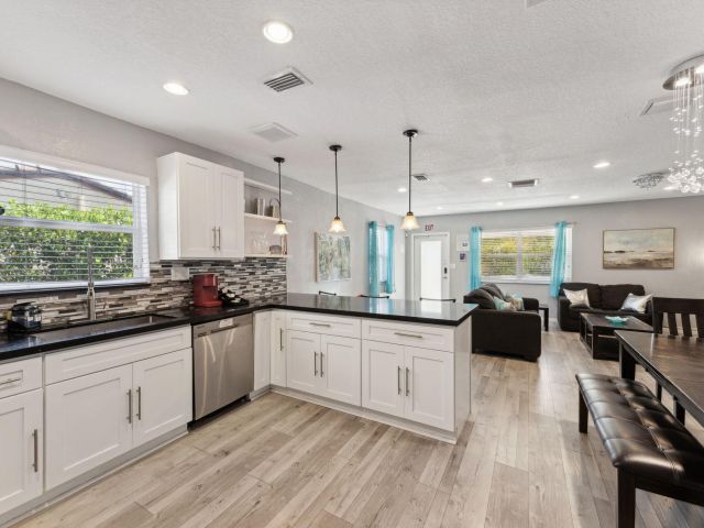 Продажа дома по адресу 1631 N Andrews Square - фото 6642352