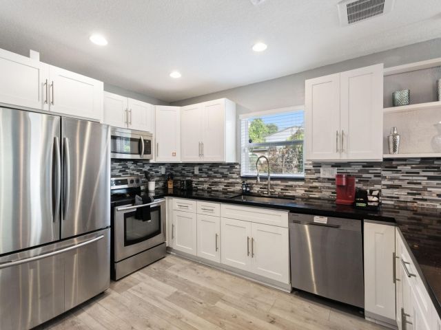 Продажа дома по адресу 1631 N Andrews Square - фото 6642353