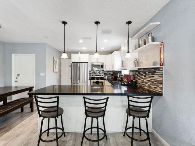 Продажа дома по адресу 1631 N Andrews Square - фото 6642354