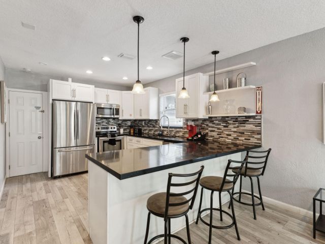 Продажа дома по адресу 1631 N Andrews Square - фото 6642355