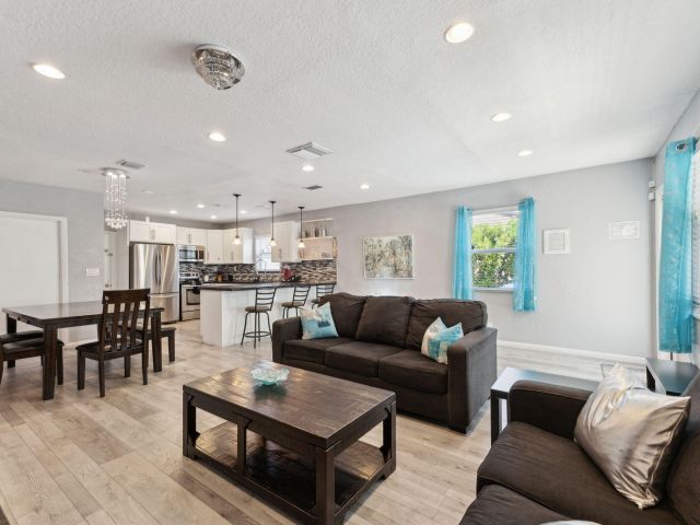 Продажа дома по адресу 1631 N Andrews Square - фото 6642356