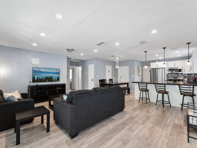 Продажа дома по адресу 1631 N Andrews Square - фото 6642357