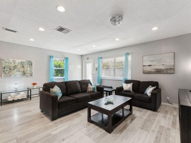 Продажа дома по адресу 1631 N Andrews Square - фото 6642358