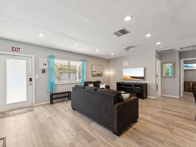 Продажа дома по адресу 1631 N Andrews Square - фото 6642359