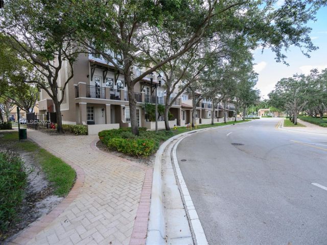 Продажа дома по адресу 430 SW 147th Ave - фото 7432317