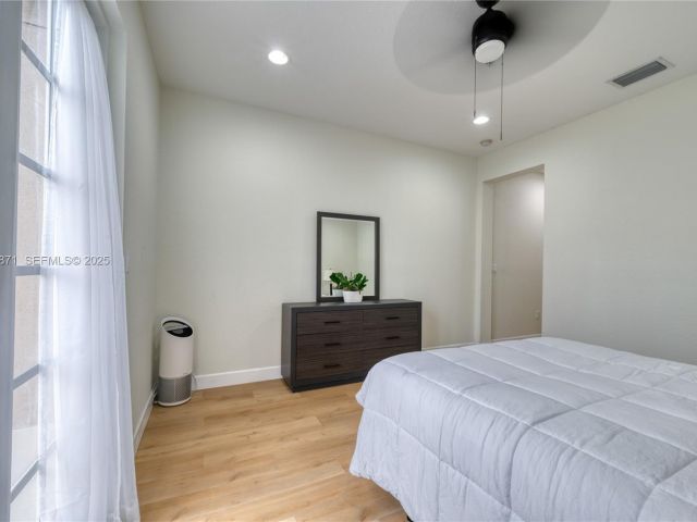 Продажа дома по адресу 430 SW 147th Ave - фото 7432354