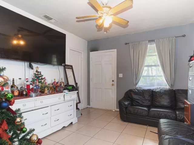 Продажа дома по адресу 1501 NE 3rd Avenue - фото 9333231