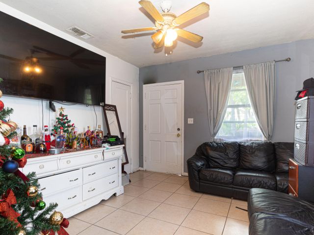 Продажа дома по адресу 1501 NE 3rd Avenue - фото 6639169