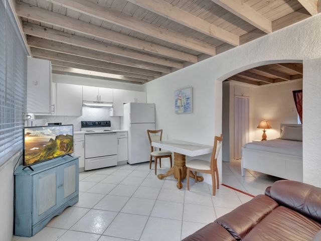 Дом в аренду по адресу 320 SE 4th Avenue - фото 6657003