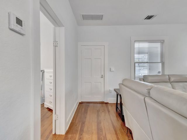 Дом в аренду по адресу 320 SE 4th Avenue - фото 6657010