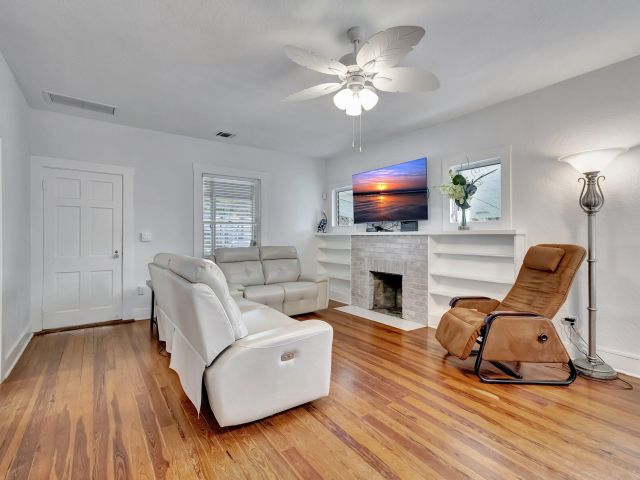 Дом в аренду по адресу 320 SE 4th Avenue - фото 6657013